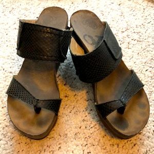 OTBT Black Textured Leather Toe-Loop Sandals